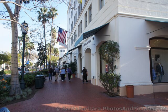 Banana Republic on State St Santa Barbara.jpg
