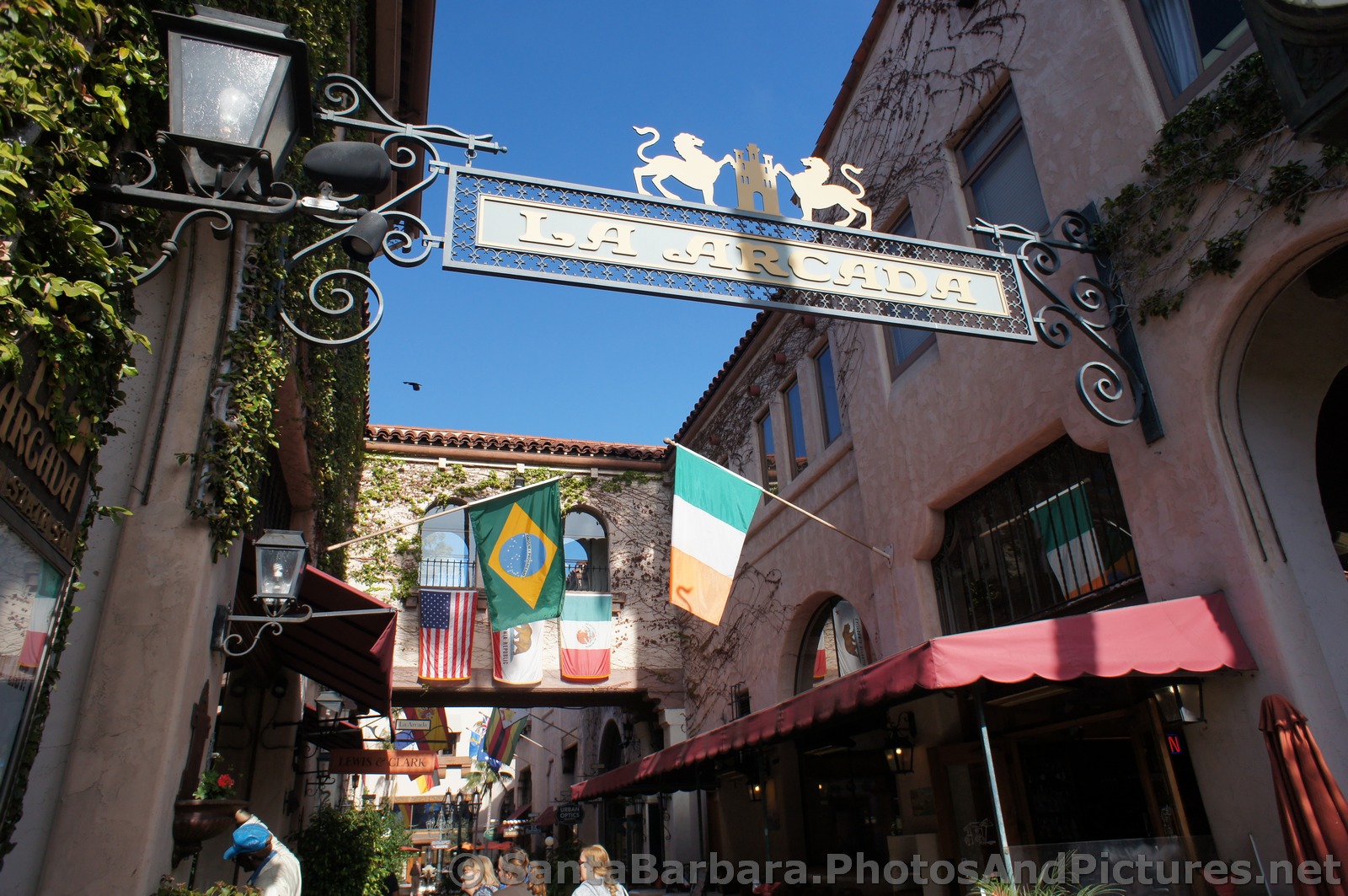 Sign for La Arcada at its entrance.jpg
